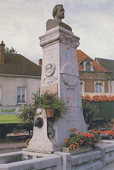 Toucy-Statue-Pierre-Larousse.jpg