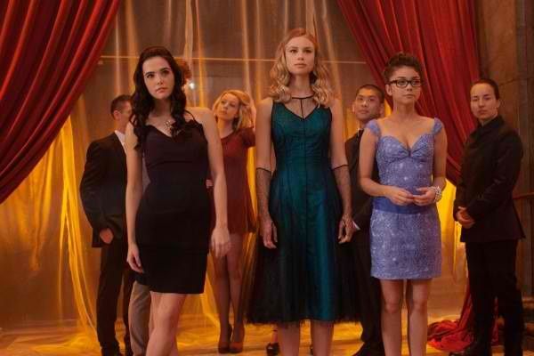 vampire-academy-zoey-deutch-lucy-fry-sarah-hyland-600x400.jpg