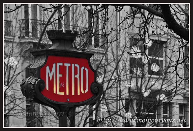 Paris-Metro-retro-N-B-et-rouge.jpg