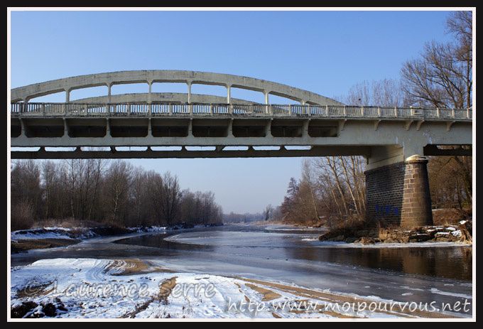 Pont-de-Pakowski-vers-Nonette-avec-Allier-gelee.jpg