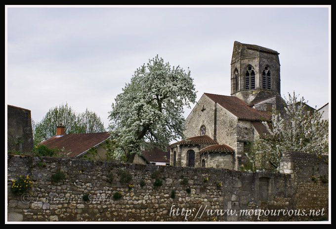 Eglise-Charroux-printemps-2010.jpg