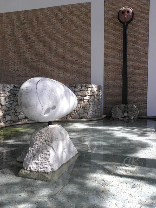 Joan Miró sculptures bassin