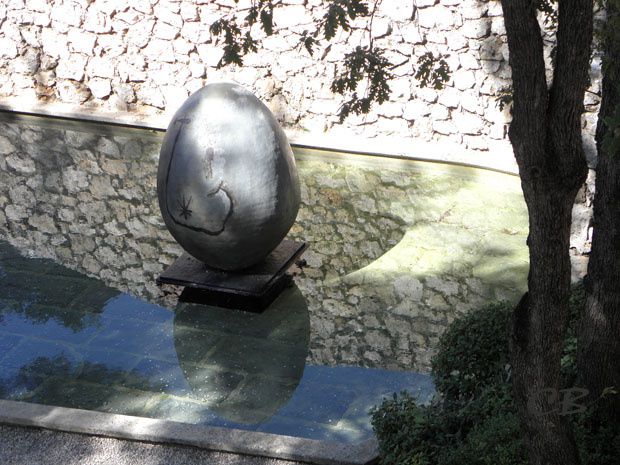 Joan Miró sculpture l'oeuf