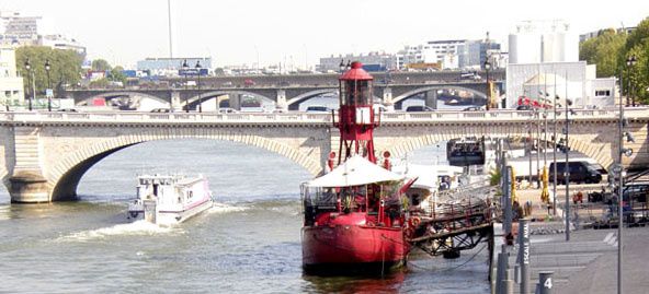 Paris bateau rouge Batofar