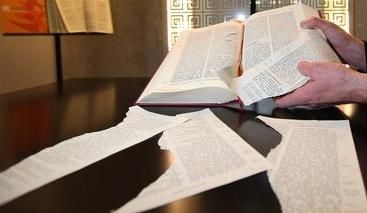 Bible_dechiree_aeroport_de_Nice.jpg