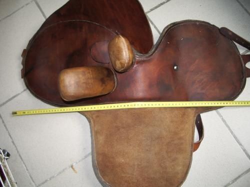 selle d'amazone sans arçon: bardette pour poney, jeune cavalière bardette à fourches