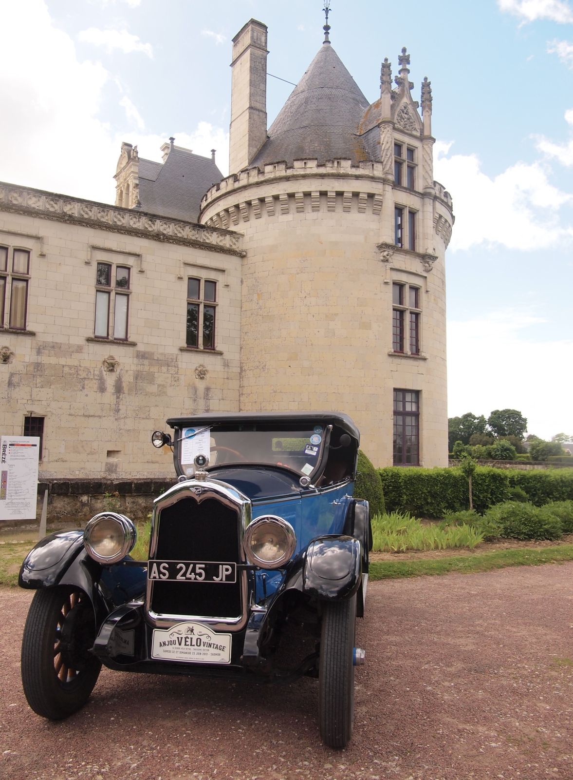Buick-1933-et-aile-chateau-de-Breze.JPG