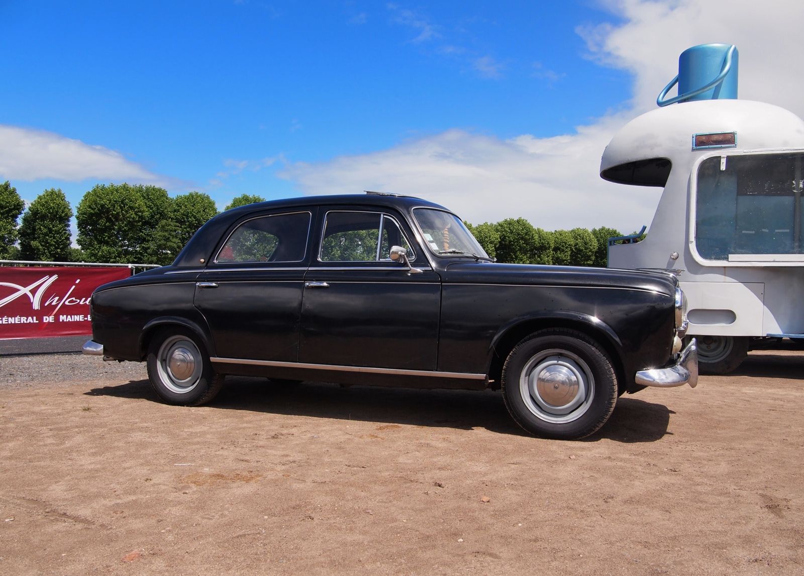Peugeot-403-noire-de-cote.JPG
