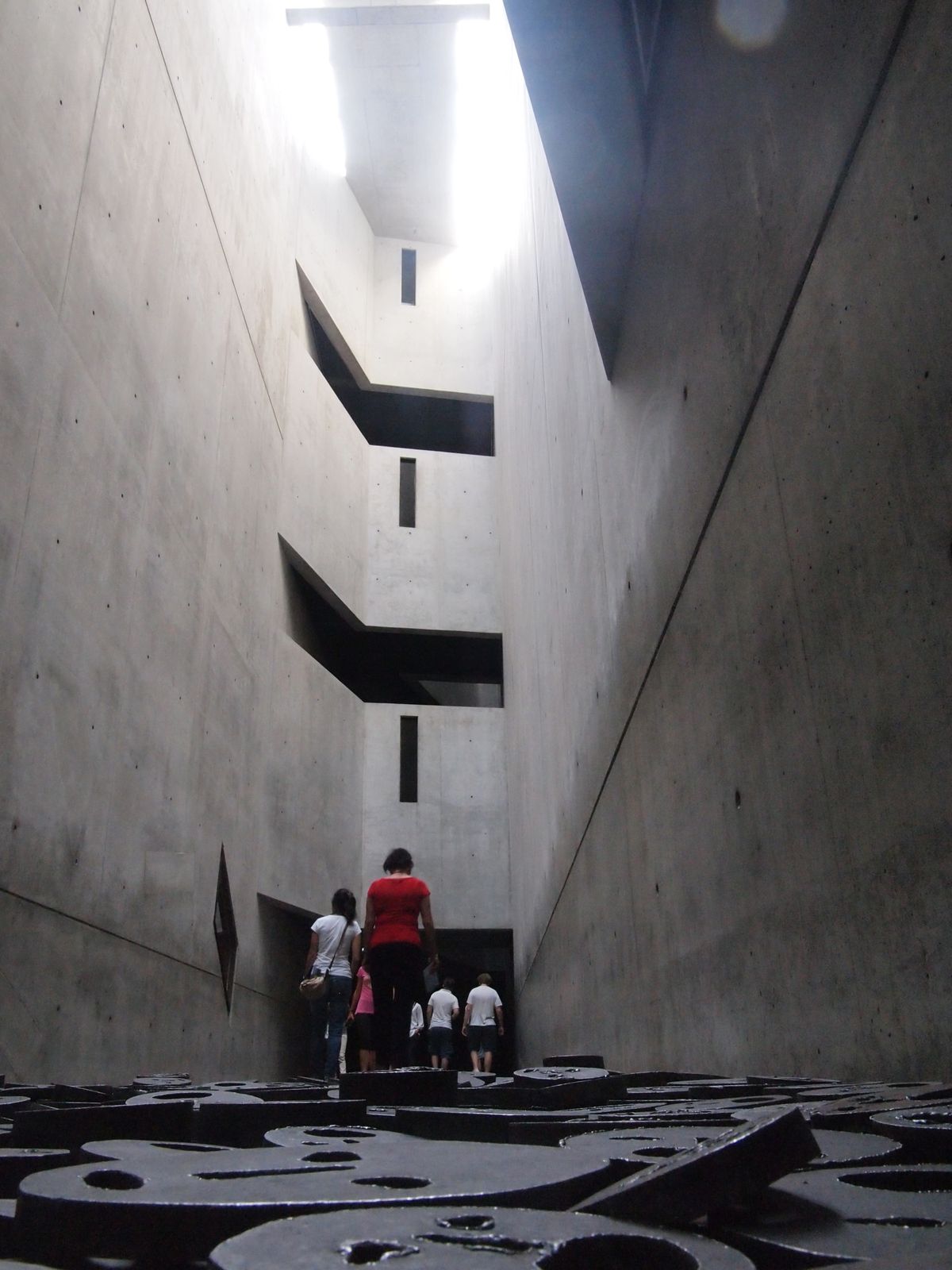 Visage-ras-du-sol-Berlin-musee-juif.JPG