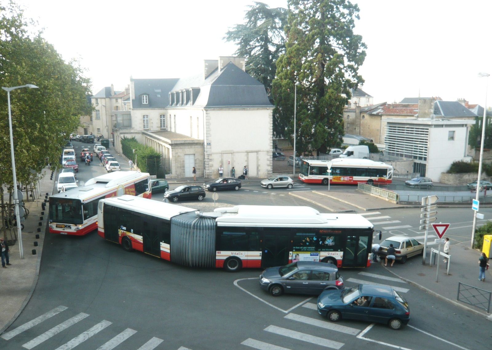 Bus-coinces-place-du-marche-Poitiers.JPG