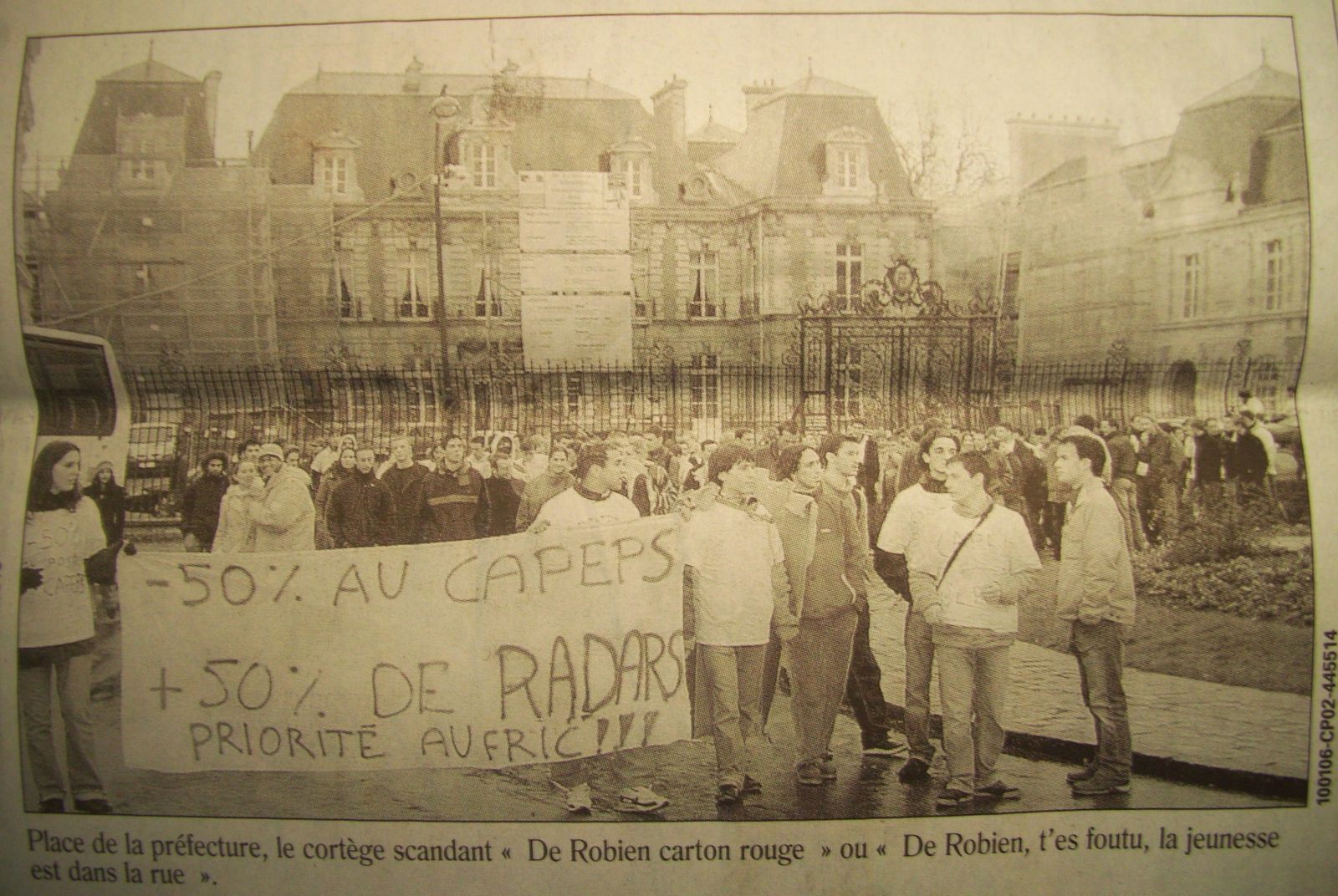 Manif-EPS-devant-Pref-Poitiers.JPG