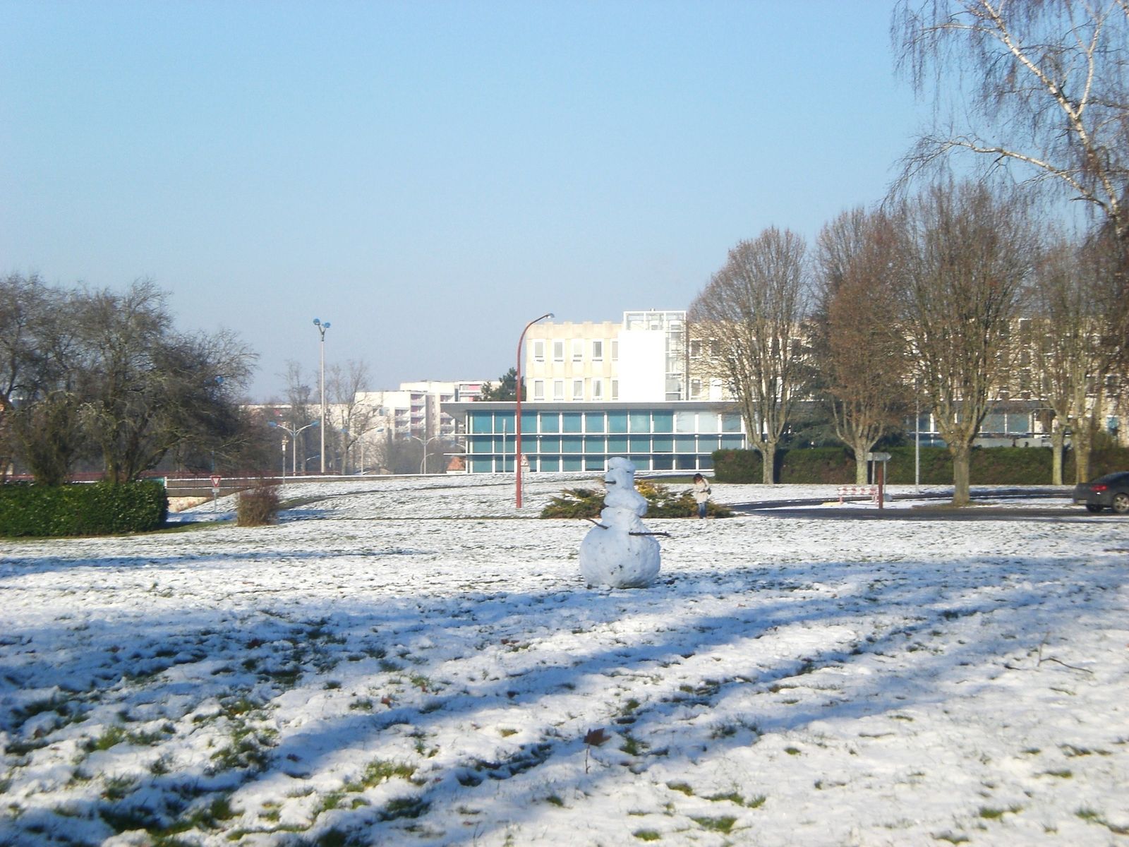 Bonhomme-neige-et-campus.JPG