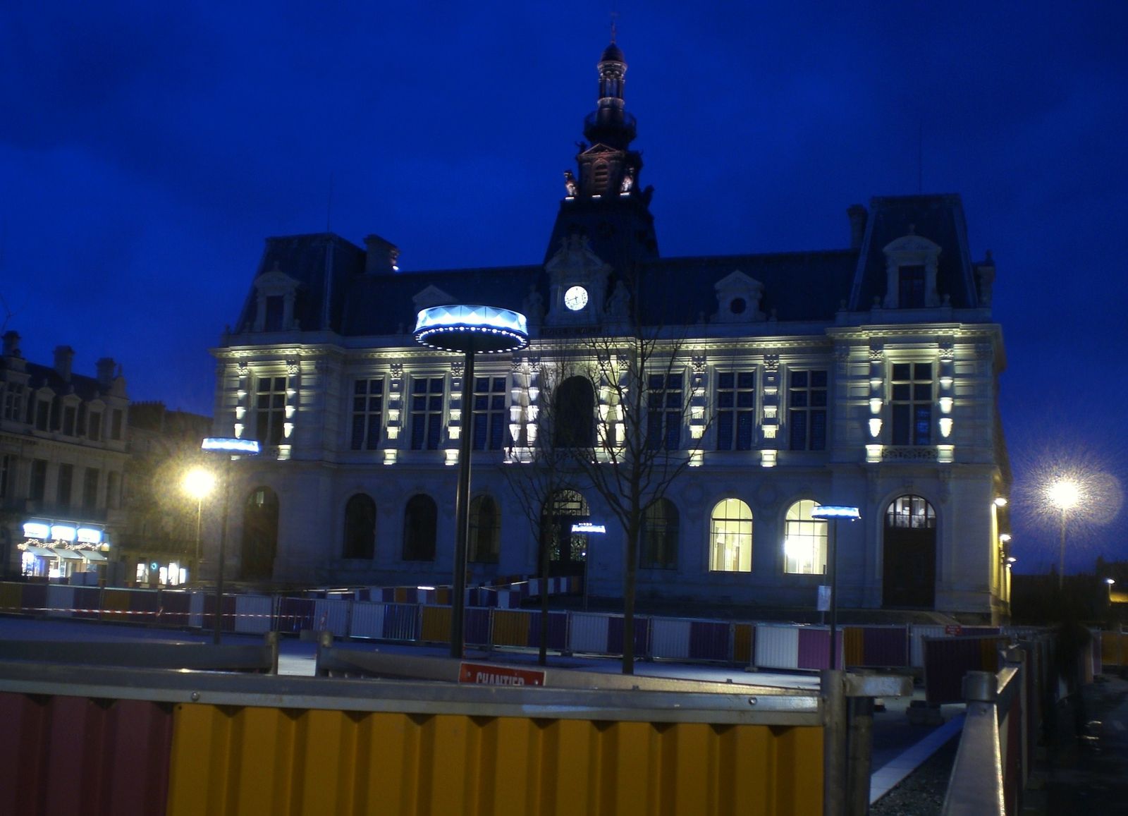 Nouveaux-lampadaires-et-hotel-de-ville.JPG