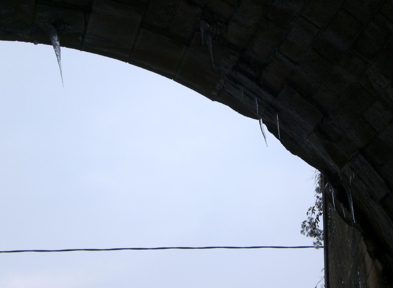 Stalactites-pointues-sous-un-pont.JPG