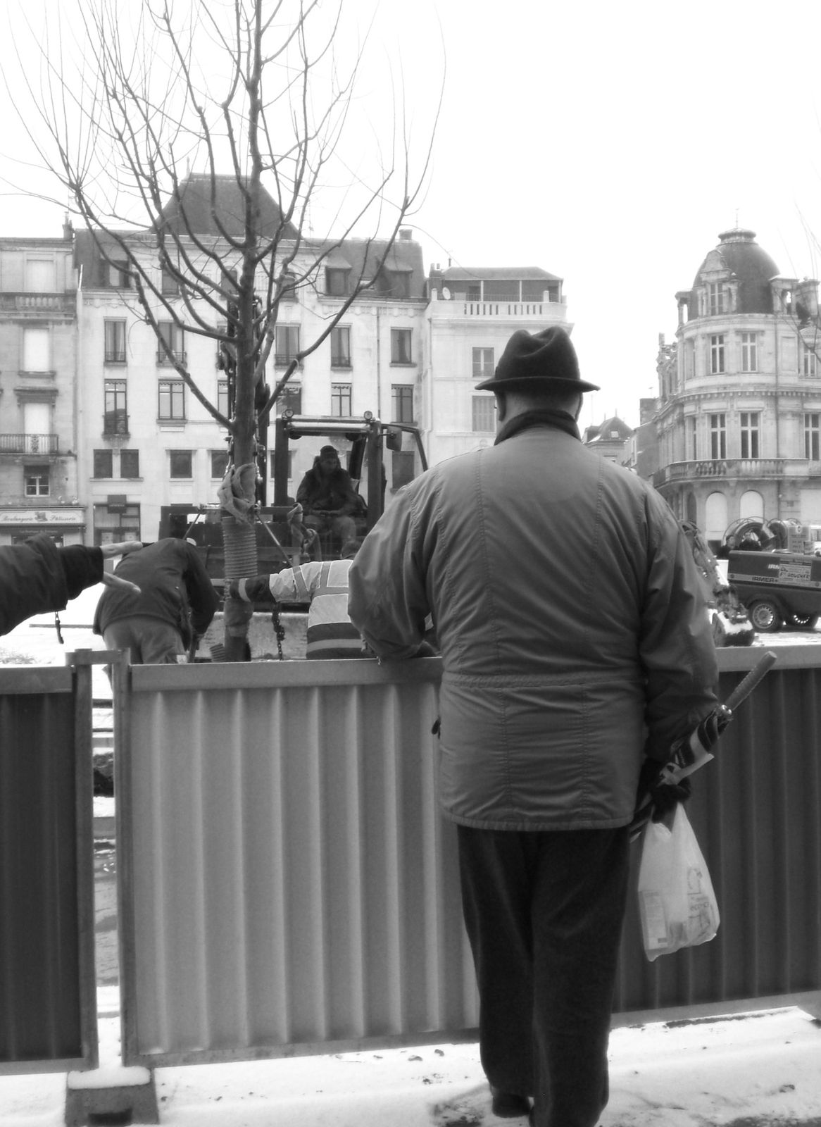 Vieux-monsieur-devant-travaux.JPG