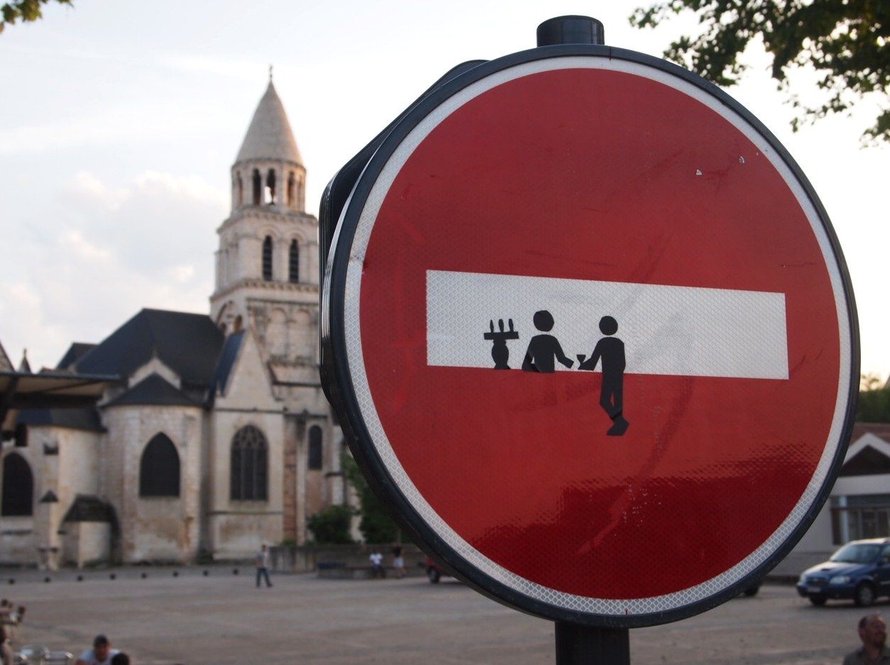Comptoir-bar-sens-interdit-Poitiers.JPG