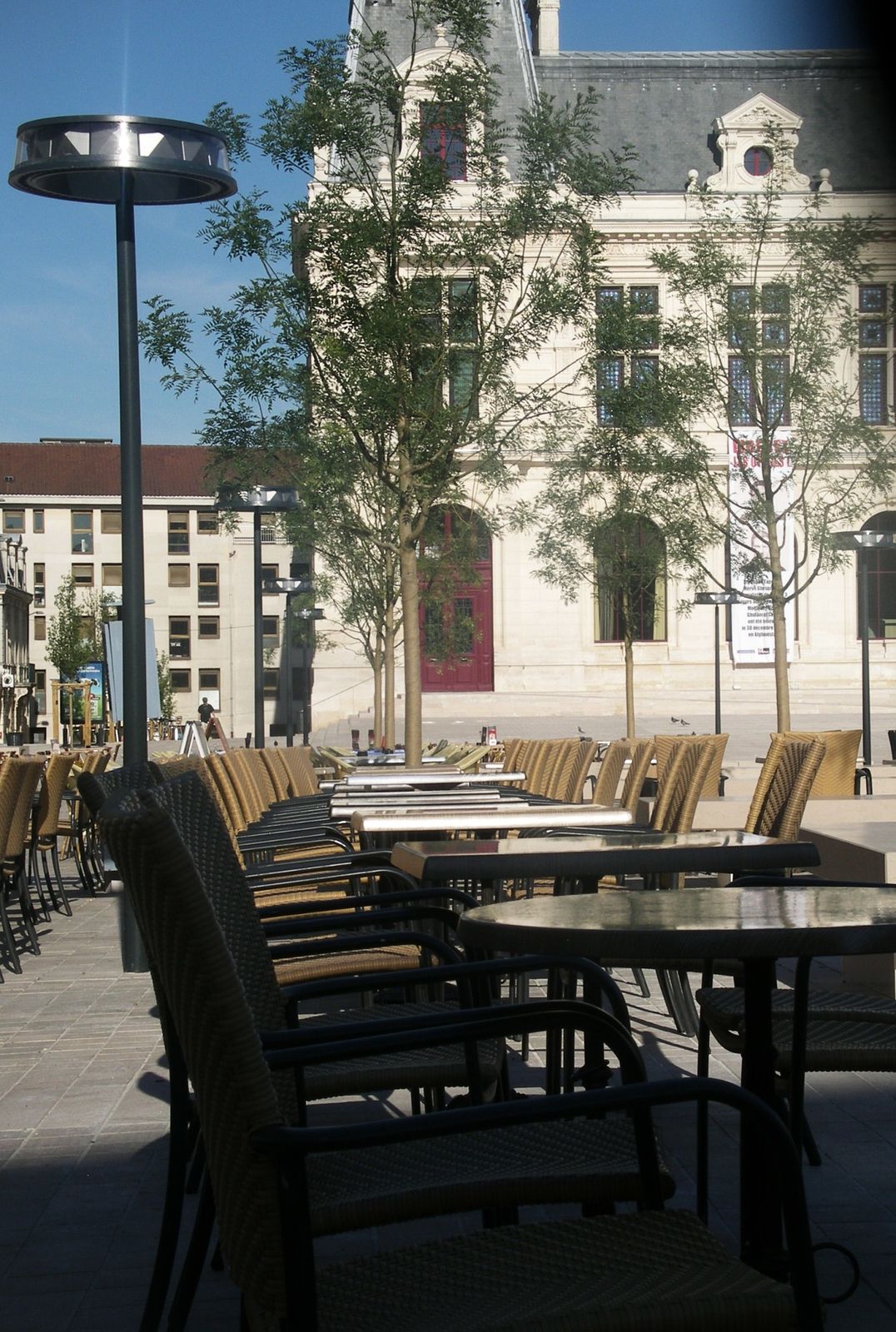 Place-d-armes-et-terrasses-desertes.JPG