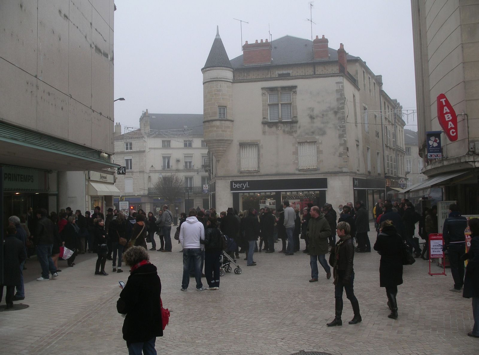 Queue-de-regulation-devant-magasin.JPG