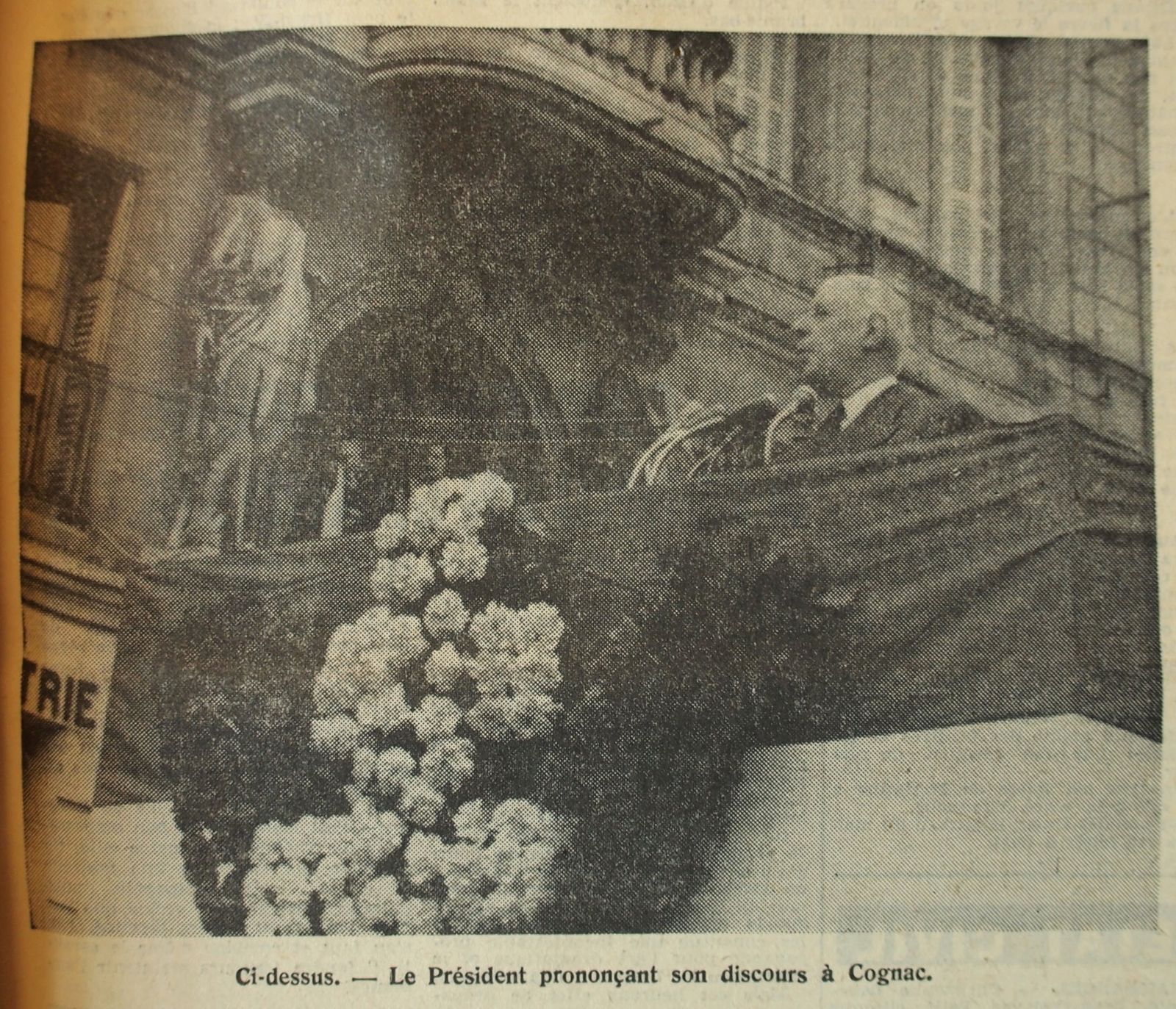 De-Gaulle-a-la-tribune-a-Cognac-1963.JPG