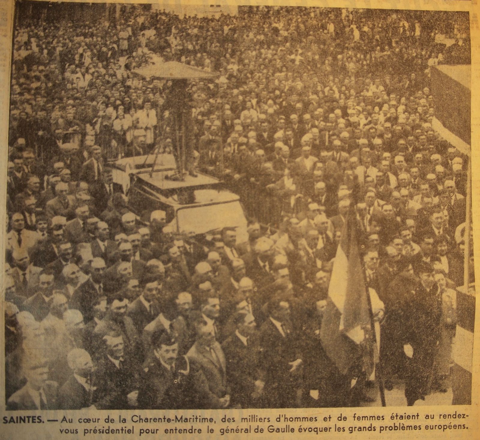 Foule-a-Saintes-pour-discours-de-Gaulle-1963.JPG