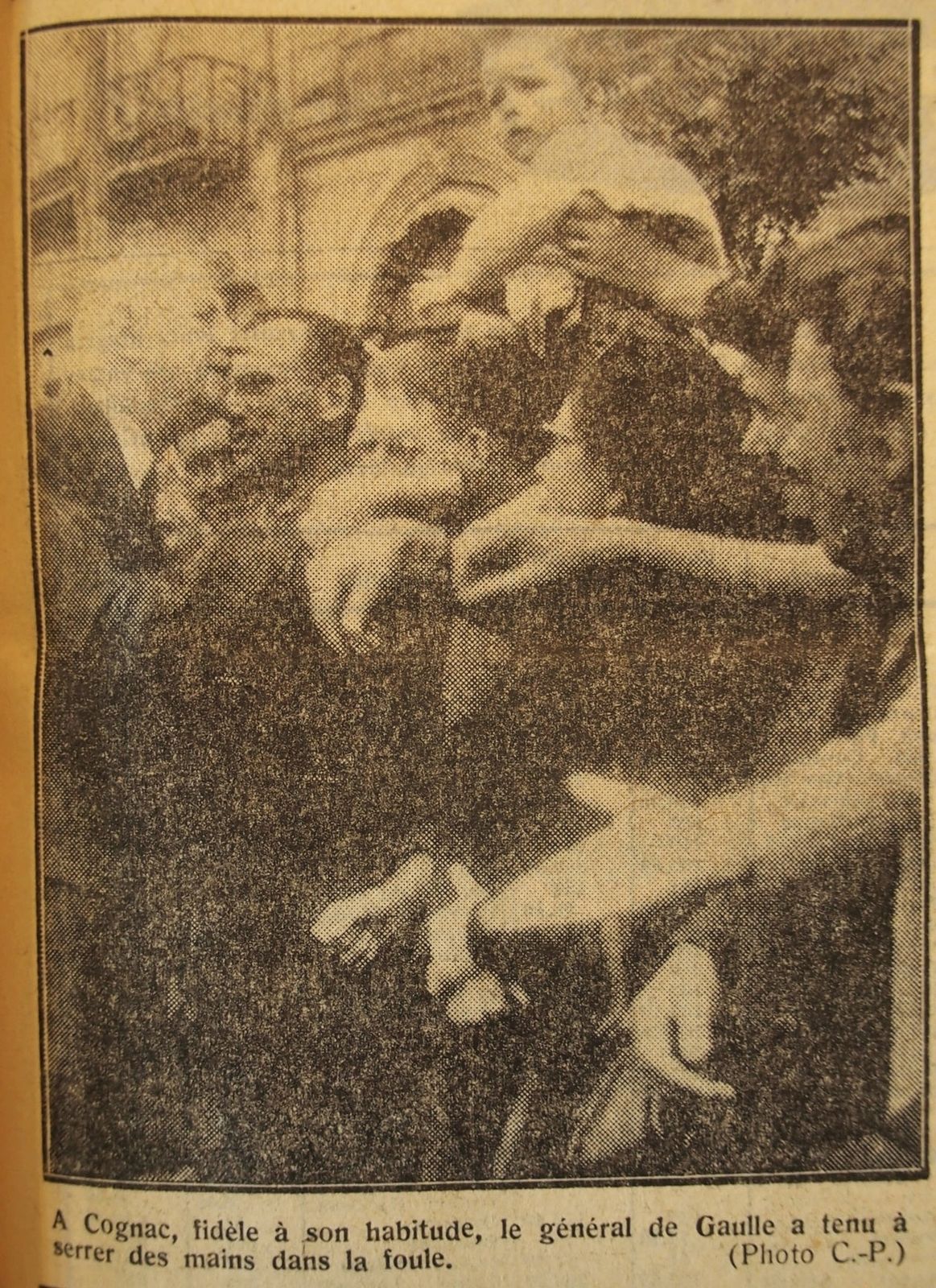 dE-gAULLE-serre-de-smains-a-Cognac-1963.JPG