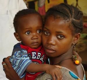 Une jeune mère et son enfant au dispensaire