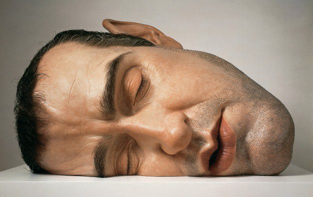 Mask-II--2001--Materiaux-divers.-by-ron-mueck-photo-courte.jpg