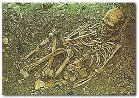 sépulture néandertalienne : Néandertal prenait soin de ses morts ce qui traduit une certaine spiritualité sepulture-neandertal.jpg