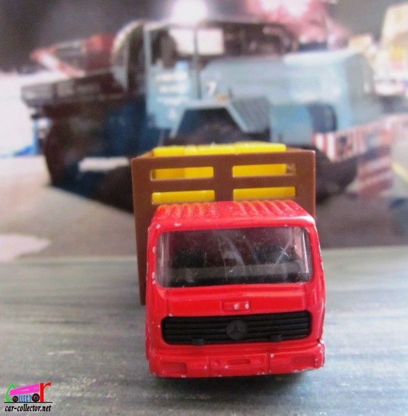 camion-mercedes-fourrage-avec-bottes-de-paille-majorette