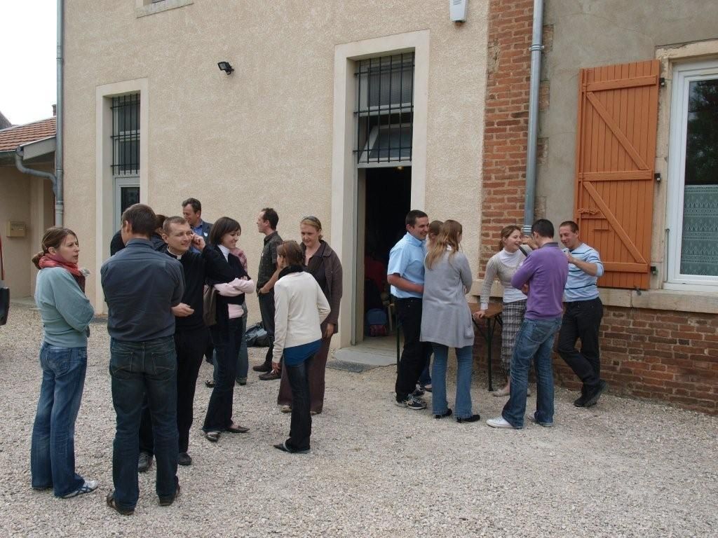 Des couples ont sympathisé, il s'invitent mutuellement à leur mariage.
