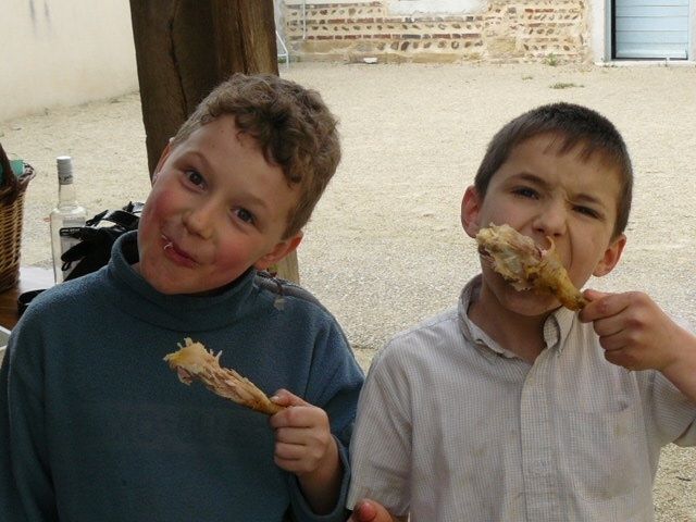 Chut ! les parents ont le dos tourné .
