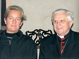 Manuela-Strack-et-Mgr-Ratzinger-parousie.over-blog.fr.jpg