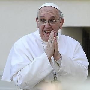 Pape-Francois-souriant-en-priere-parousie.over-blog.fr.jpg