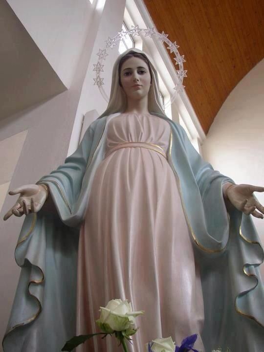 Statue-Sainte-Gospa-et-roses-parousie.over-blog.fr.jpg