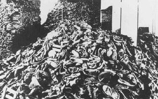 montagne-de-chaussure-Auschwitz.jpg