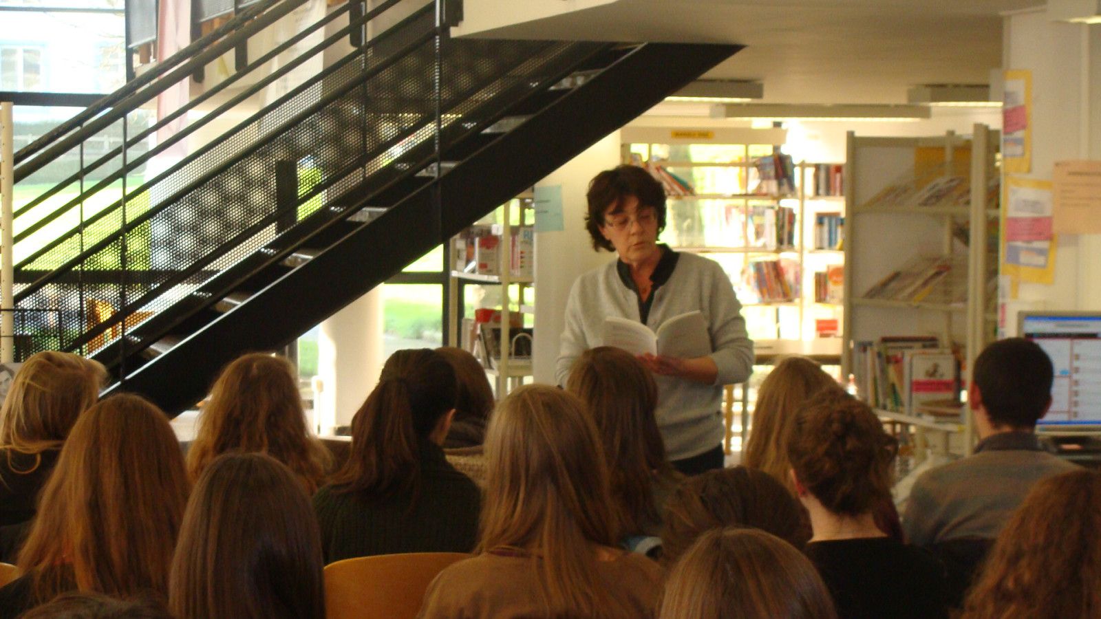 Jeudi 25 janvier 2013, au CDI du lycée de l'Iroise à Brest, les lycéens d'i-voix ont rencontré  Anne Jullien
auteure du recueil Flottilles.