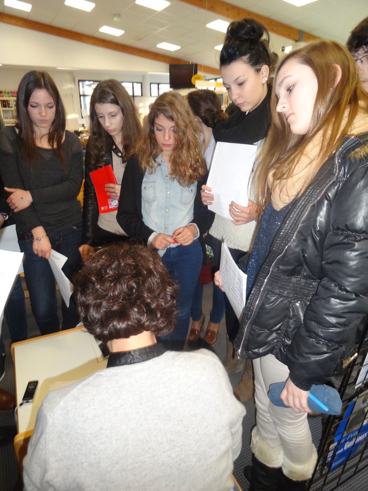 Jeudi 25 janvier 2013, au CDI du lycée de l'Iroise à Brest, les lycéens d'i-voix ont rencontré  Anne Jullien
auteure du recueil Flottilles.