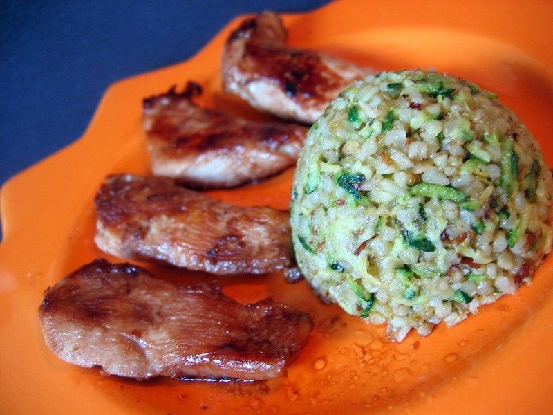 Aiguillettes de poulet marinées au miel et gingembre et poêlée de boulghour et courgettes