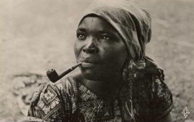 congo-femme-balali-pipe