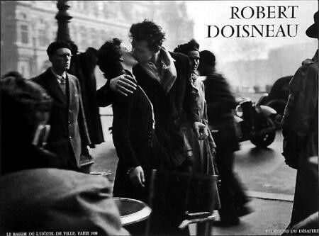 doisneau_robert_le_baiser_de_lhotel_de_ville_paris_1950_7800031_1_