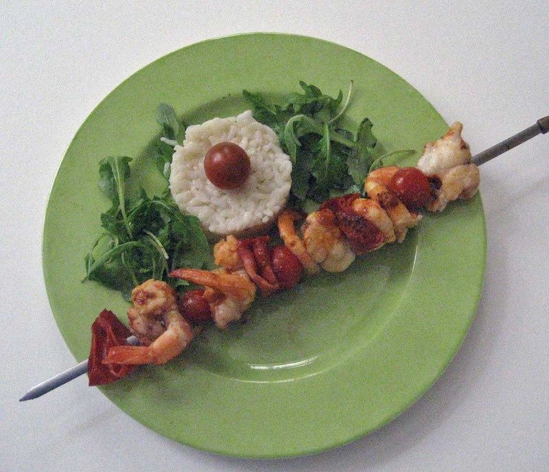 BROCHETTES DE CREVETTES ET DE OIISSON AU TANDOORI