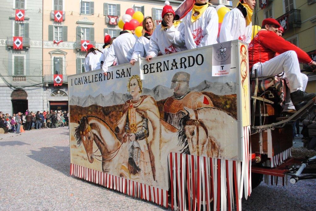 Album en lien avec l'article
"Carnaval d'Ivréa"2011 avec les photos de Guy Charveriat et de 2012 avec les photos carnavale et P de