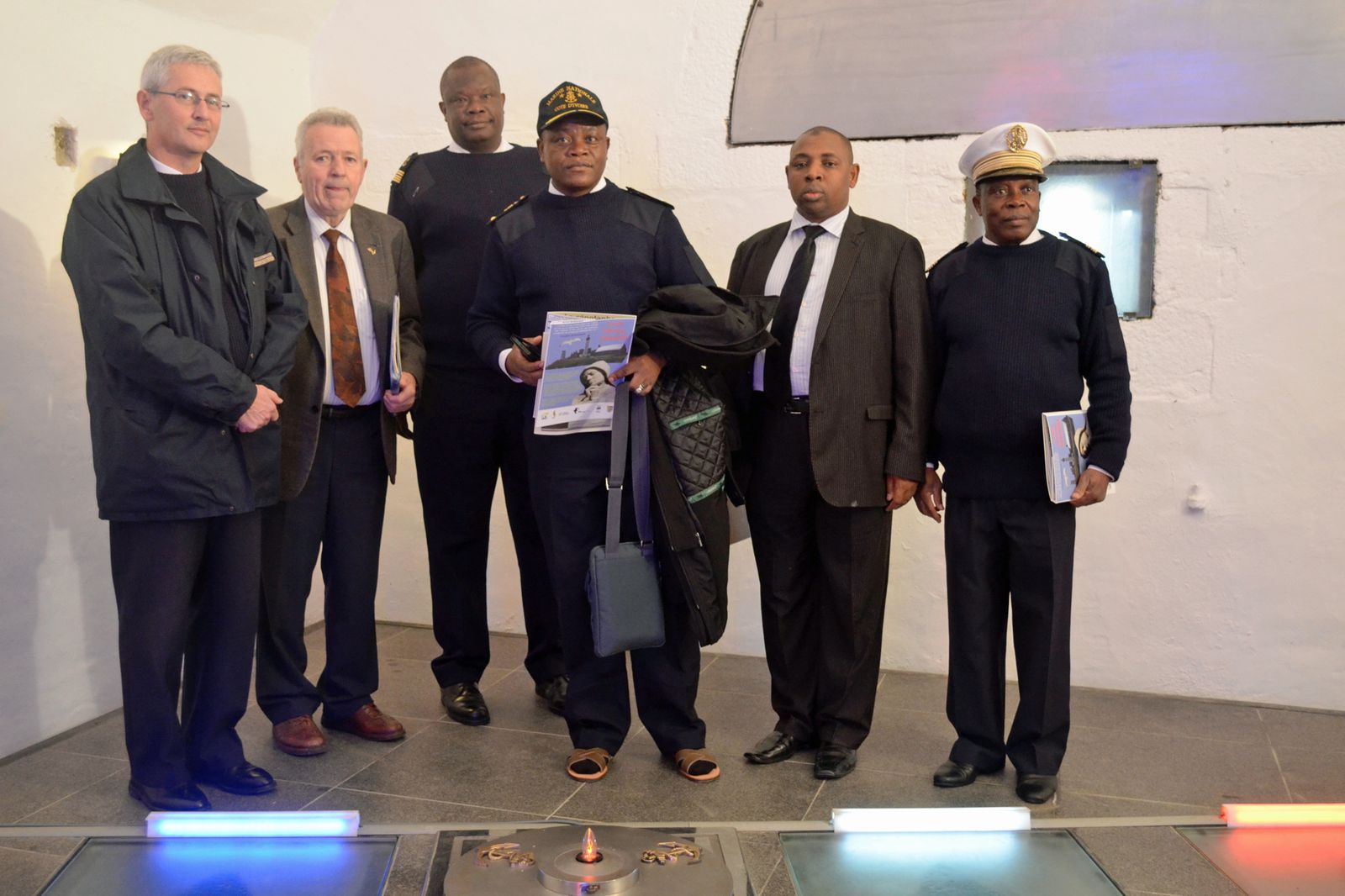 13 décembre 2013, des personnalités de Côte d'Ivoire, du Gabon et du Togo ont visité le Mémorial national des marins morts pour la France. Elles ont été accueillies et guidées par René Richard et Thadée Basiorek.
Photographies : Thadée Bas