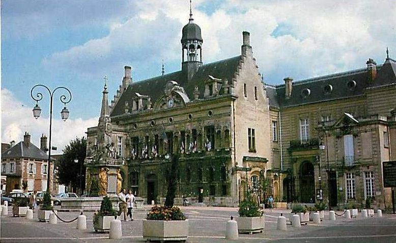 Album - la ville de Noyon (Oise), la place de l'Hôtel de Ville