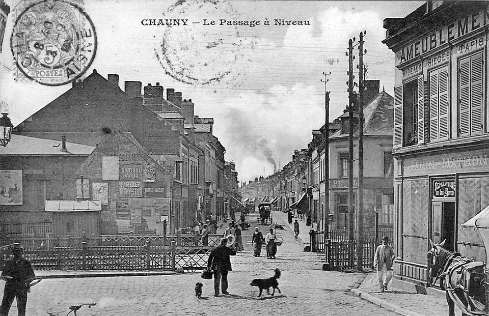 Album - la ville de Chauny (Aisne), l'hotel de ville, la gare