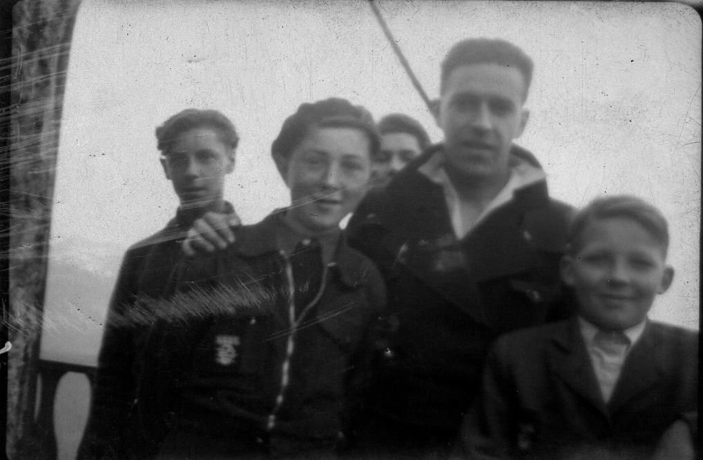 Progobain, sa ménagerie, et des élèves en vacances en 1948, 1949