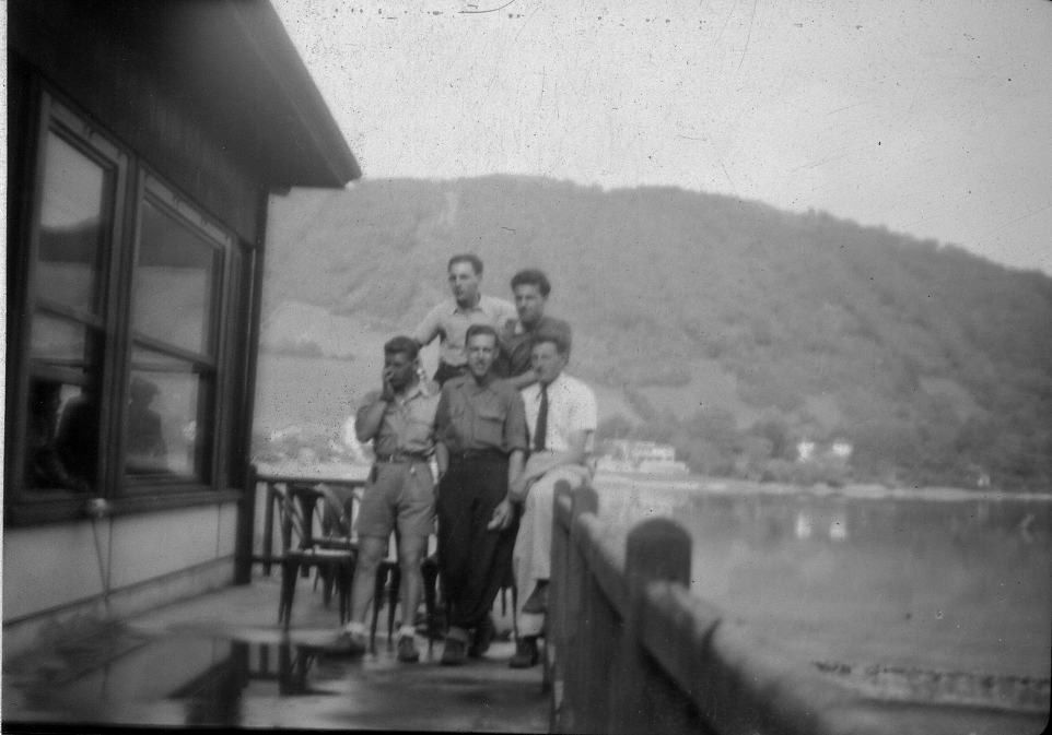 Progobain, sa ménagerie, et des élèves en vacances en 1948, 1949