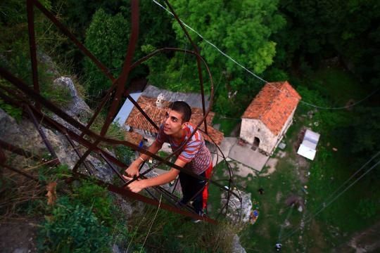 A building volunteer descends the iron ladder lead-copie-1