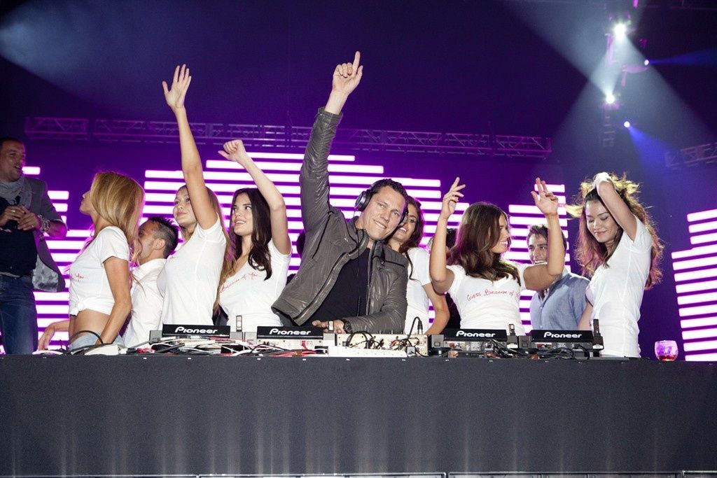 Tiësto DJing Guess 30th anniversary party! (4)