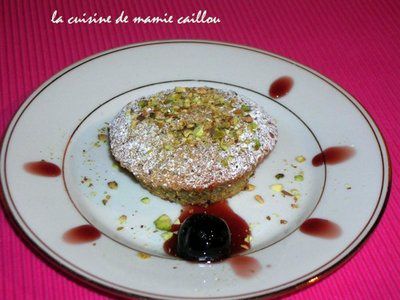 Blog de mariecaillou :LA CUISINE DE MAMIE CAILLOU, Moelleux à la pistache, coeur fondant d'amarena